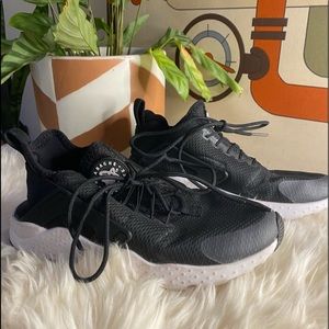 Nike: New Huarache Air — black sz 6